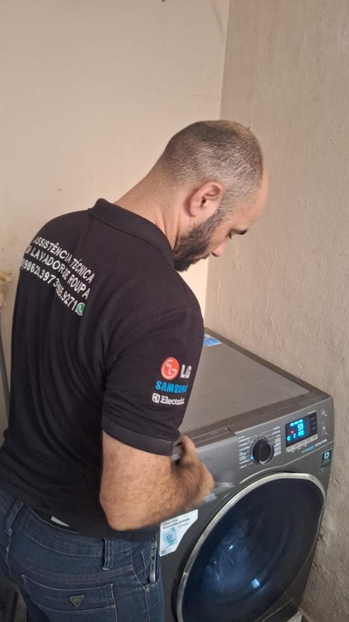tecnico consertando maquina de lavar fortaleza